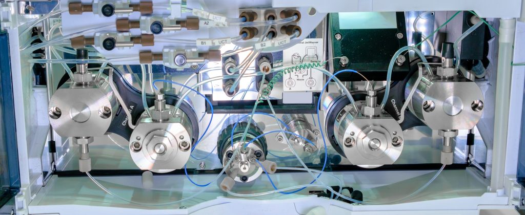 Pompe binaire dans un système HPLC. Chromatographie liquide haute performance dans un laboratoire de chimie analytique.